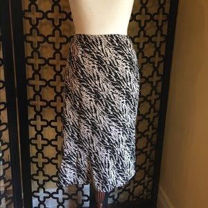 AXCESS BY LIZ CLAIBORNE PRINTED BLK AND WHITE  MIDI ‎ SKIRT SIZE LARGE